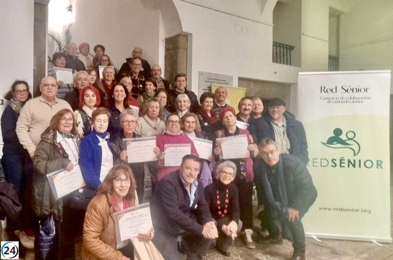 Mayores de Cáceres se capacitan en inteligencia artificial para fomentar su independencia.