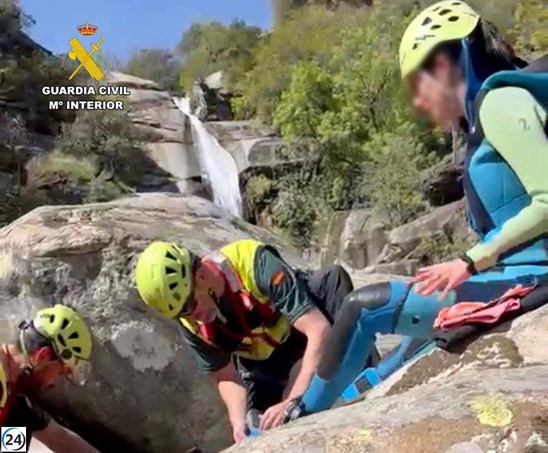 La Guardia Civil rescata a barranquista accidentada en Garganta de los Papúos de Jerte.