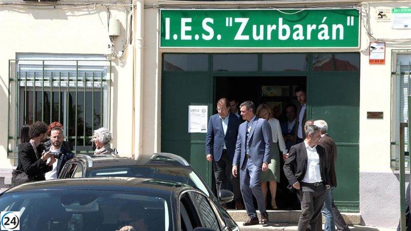 El presidente Pedro Sánchez visita y es entrevistado en la radio educativa del IES Zurbarán en Navalmoral de la Mata.