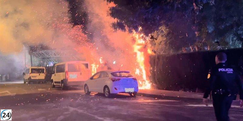 Autor de un incendio que dañó varios vehículos en Plasencia busca ser identificado mediante ayuda ciudadana.