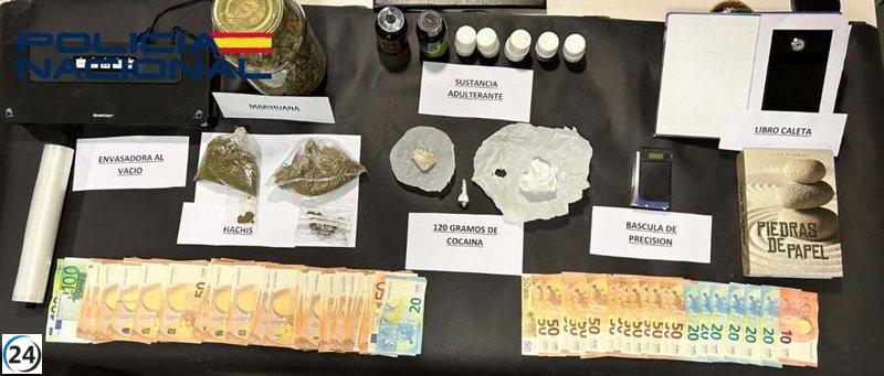 Detenidos en Cáceres por traficar drogas ocultas en libros acaban en prisión.