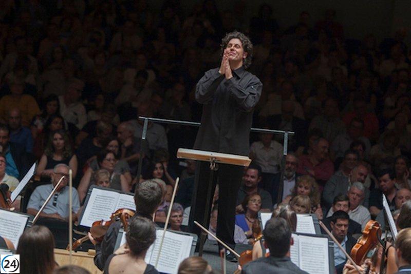 El director Cristóbal Soler enseña a docentes de música y danza en la Diputación de Cáceres.