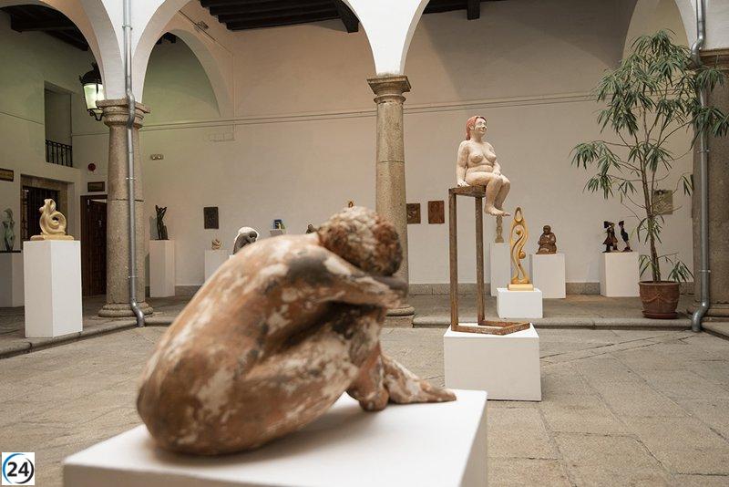 Exposición de fin de curso de la Escuela de Bellas Artes de Plasencia muestra trabajos del alumnado.