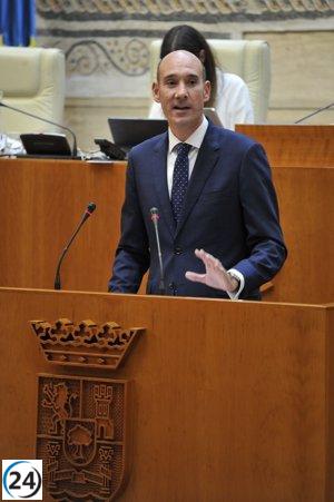 PP y Vox, en alianza, aprueban en la Asamblea una propuesta anti-amnistía sin respaldo del PSOE y Unidas.