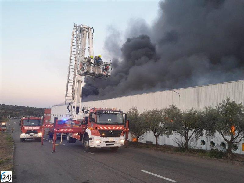 El presidente de la Diputación de Cáceres muestra solidaridad con Acenorca después del incendio en Montehermoso