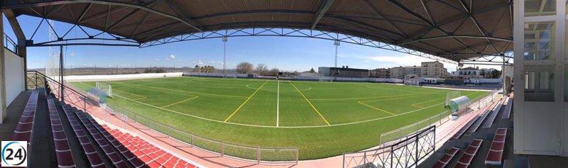 Un atípico campo de fútbol en San Vicente de Alcántara: césped artificial de corcho, una alternativa al caucho.