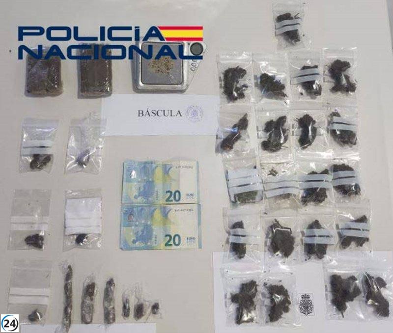 La Policía Nacional captura a dos individuos y desmantela un centro de distribución de drogas en el corazón de Cáceres