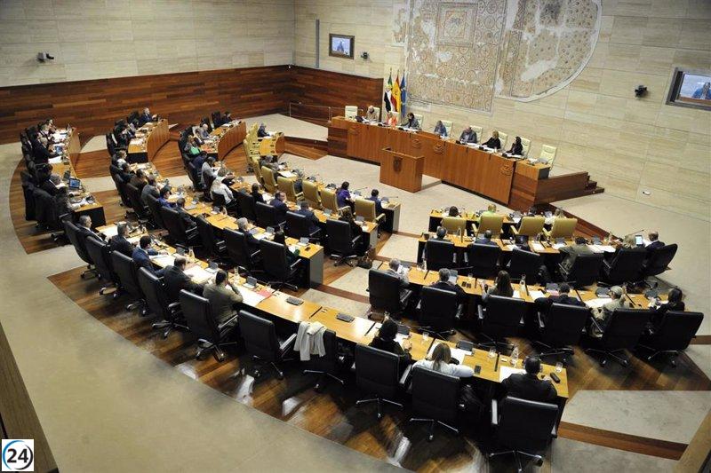 La Asamblea de Extremadura revisa las enmiendas a la totalidad del PSOE y Unidas por Extremadura este viernes.
