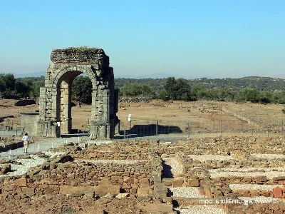 Las impresionantes ruinas romanas de Cáparra, inmersas en un paisaje espectacular