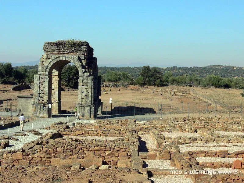 Las impresionantes ruinas romanas de Cáparra, inmersas en un paisaje espectacular