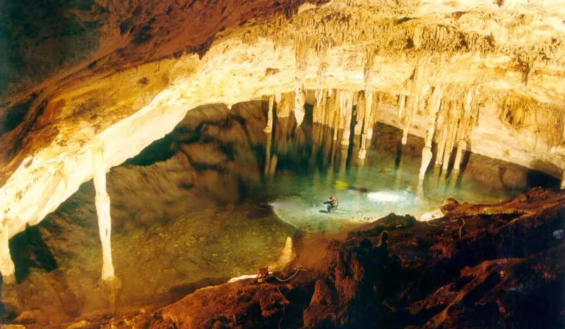 Explorando las grutas de Las Mestas